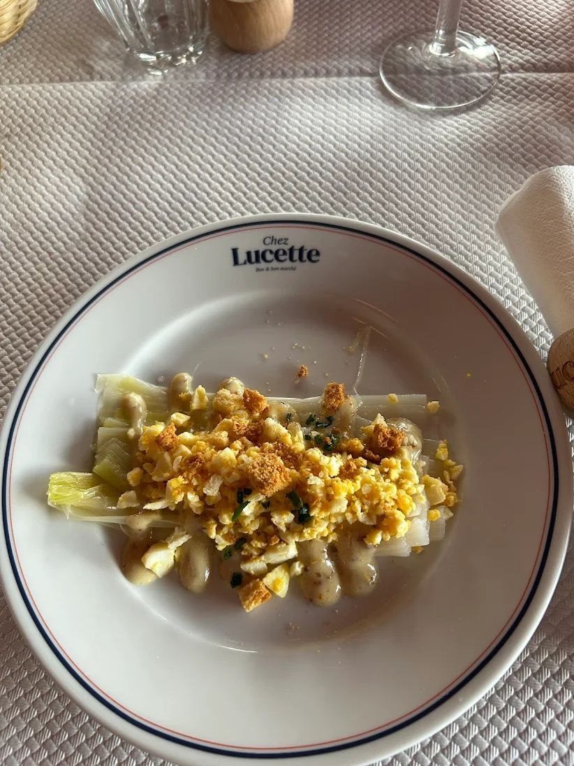 Endives à la crème, croûtons et herbes, assiette Chez Lucette