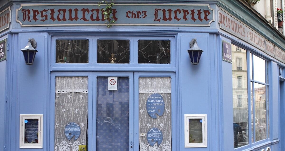 Façade bleue du restaurant Chez Lucette, enseigne au coin de la rue