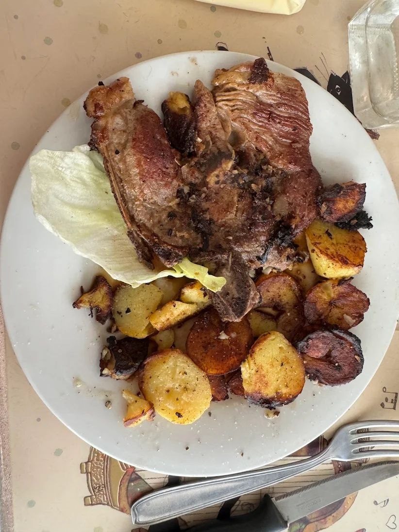 Viande grillée du jour, pommes de terre, herbes