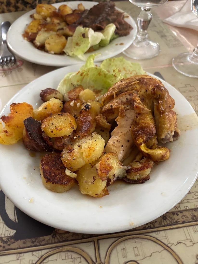 Poulet rôti de la maison, pommes de terre rôties, salade
