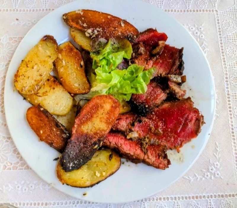 Rosbif de bœuf tranché, pommes de terre, salade