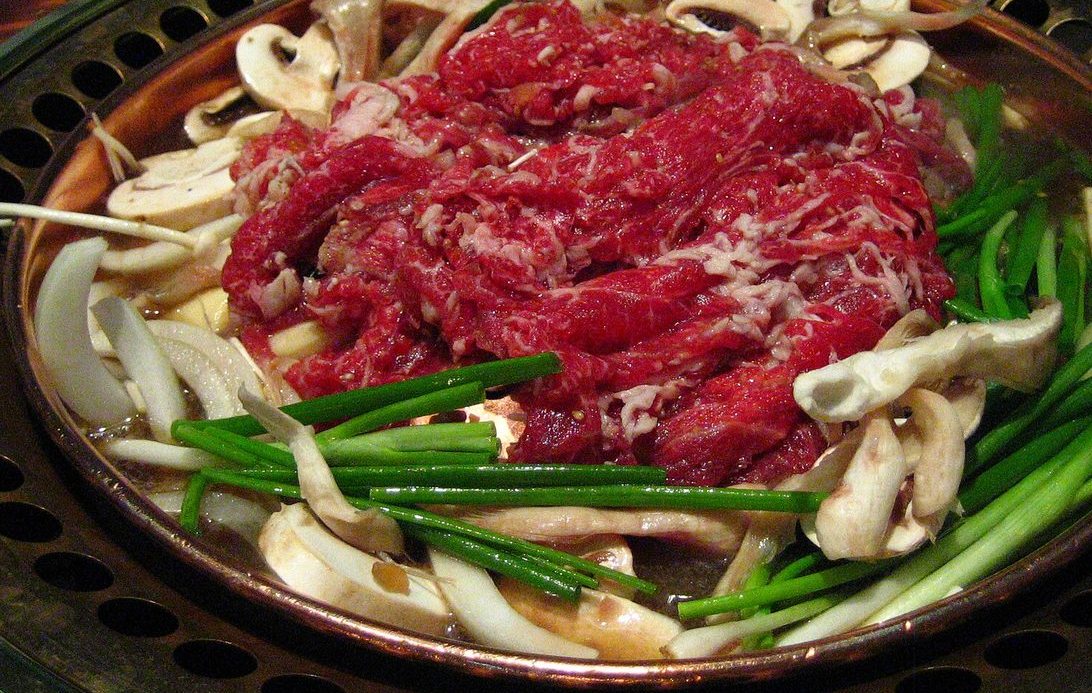 Bulgogi, bœuf mariné au soja et au sésame, servi sur plaque