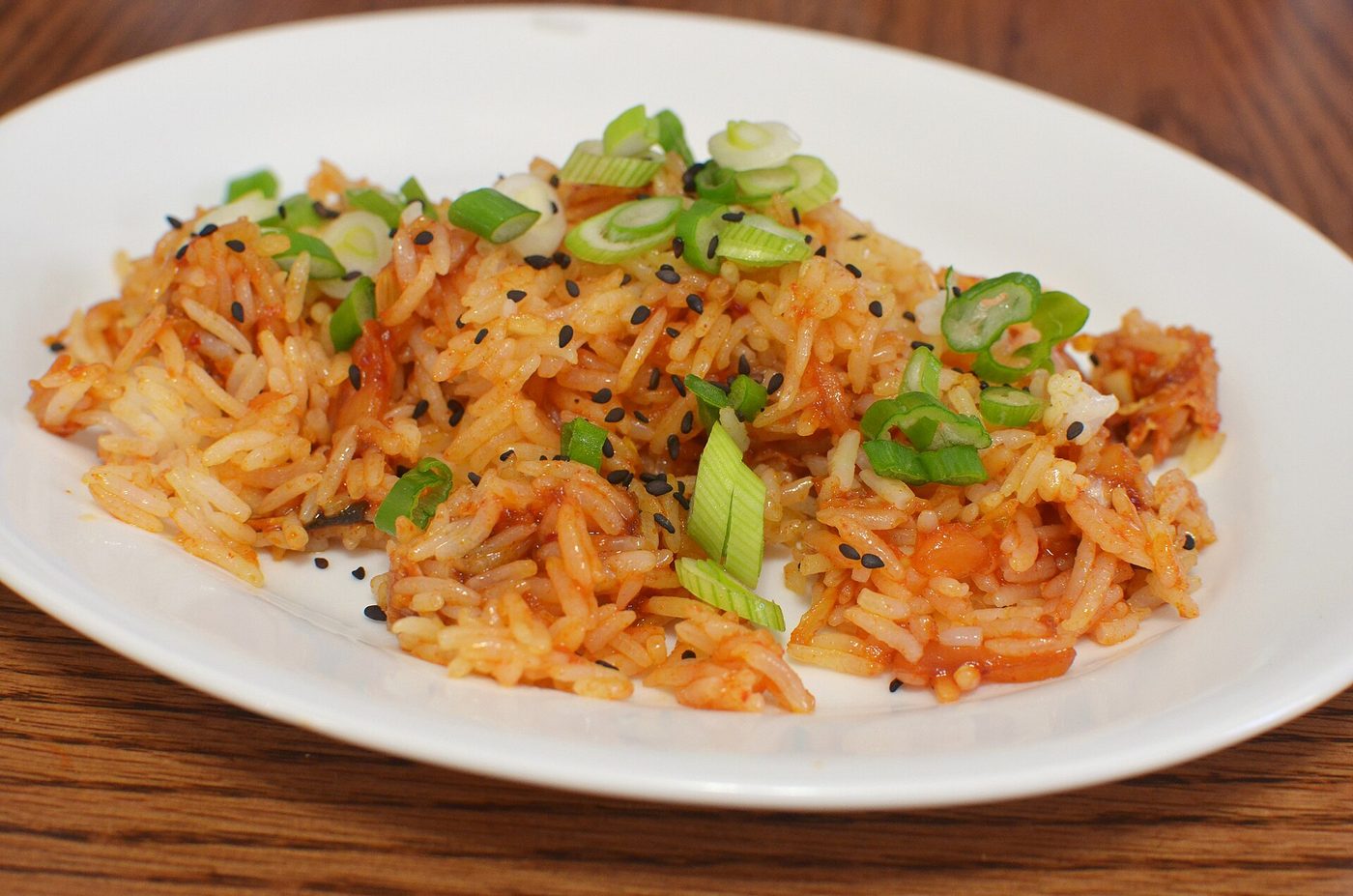 Riz sauté au kimchi, ciboule et sésame noir