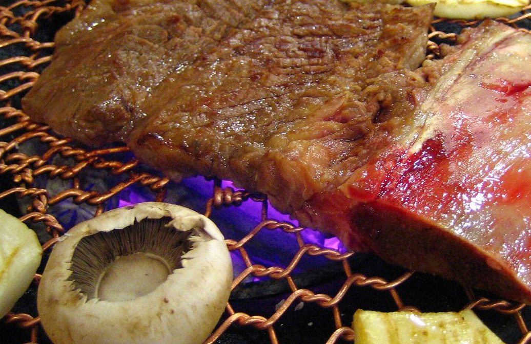 Côtes de bœuf galbi grillées sur la grille, champignons