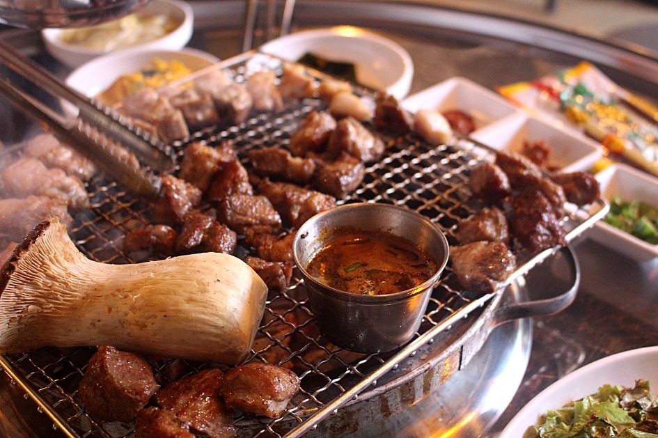 Grillade coréenne en cours de cuisson sur la plaque, viande caramélisée