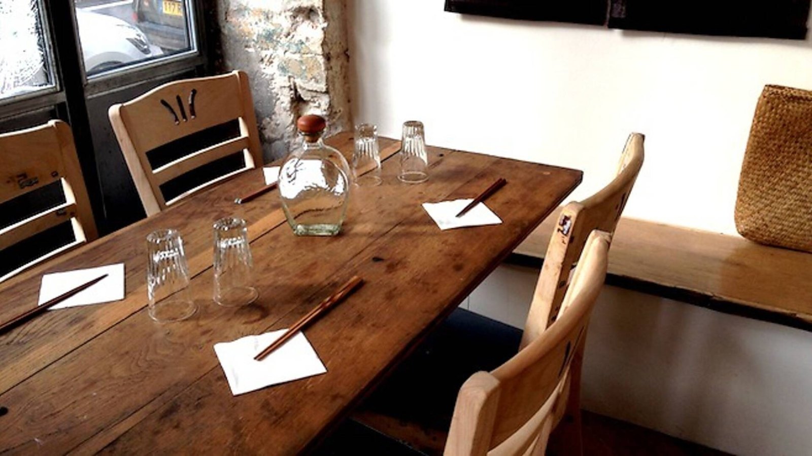 La grande table en bois de Tsubame, prête pour le service