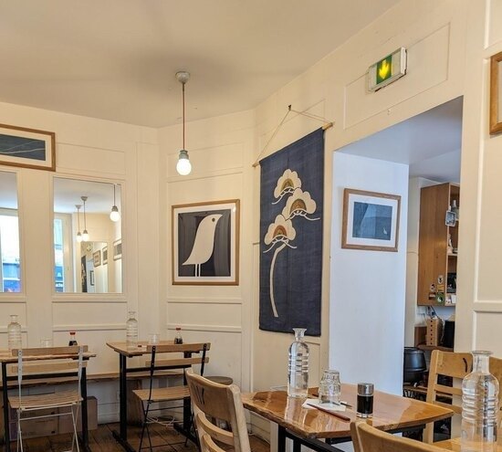 La salle de Tsubame, murs clairs et tables en bois